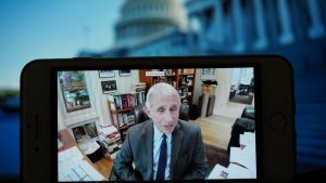 USA:s president Donald Trump kritiserade den ansedda smittskyddschefen Anthony Fauci då han träffade delstatsguvernörer i Vita huset. Trump var den enda som inte bar ett ansiktsskydd. Smittskyddschefen Anthony Fauci förhördes av senaten via video.