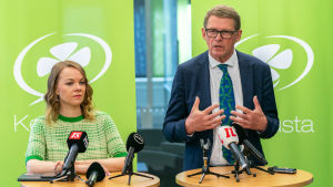 När Katri Kulmuni avgick tog veteranpolitikern Matti Vanhanen över som finansminister. Katri Kulmuni ja Matti Vanhanen Keskustapuolueen tiedotustilaisuudessa.
