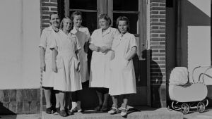 Elannon lastentarhan lastenhoitajia talon ovella 1946 Elannon lastentarhan lastenhoitajia talon ovella 1946