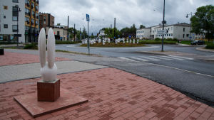 Kommuncentren upplevs ofta som otrygga, så också i Nickby. Arkivbild. En citykanin står och övervakar rondellen i Nickby.