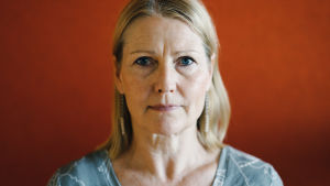 Paula Tuovinen tycker att konstnärskapet, precis som konsten hela tiden förändras. Närbild på Paula Tuovinen.