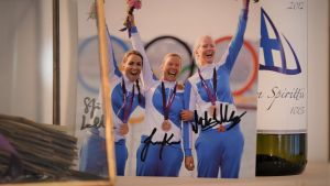 OS-bronsbilden från London på Lehtinen, Kanerva och Wulff pryder Mikaelas vardagsrum. Seglarna Silja Lehtinen, Silja Kanerva och Mikaela Wulff vann OS-brons i match racing 2012 i London.