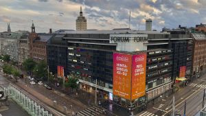 Forumkvartetet blev centrum för Amos Andersons, senare Konstsamfundets, framgångsrika affärer. Forum köpcenter och HBL-torn i Mannerheimvägen-Simonsgatans hörn, sett från Sokoshotellets tak.