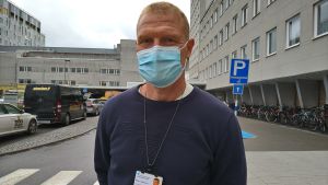Chefsöverläkare Peter Nieminen säger att coronaläget i Vasa blivit bättre tack vare att Vasaborna använder munskydd flitigt. Man med kort ljust hår och munskydd står utanför Vasa centralsjukhus.