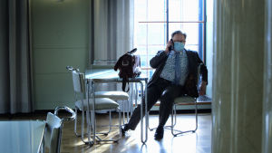 – Regeringen har inte rätt uppfattning om hur stor krisen är för restaurangerna, säger Samlingspartiets Juhana Vartiainen. Bilden är från riksdagens café i mars. Kansanedustaja Juhana Vartiainen (kok) eduskunnan kuppilassa 12.2.2021