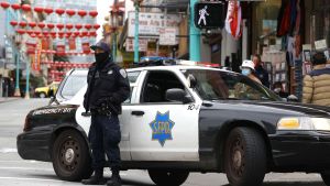 Polis bevakade Chinatown i San Francisco på onsdagen. I många motsvarande stadsdelar runt om i USA har säkerheten trappats upp efter dåden i Atlanta. 