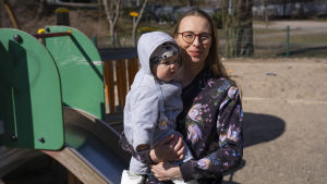 Annica Moore (Gröna) ställer upp för första gången i kommunalvalet. Det var till en stor del problemen med att få plats på ett svenskspråkigt daghem som fick henne engagerad Annica Moore, Vihreät Helsinki