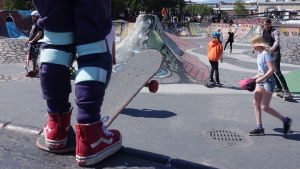 Hjälmar samt knä- och armskydd sågs på de yngre skejtarna i Södervik. Ung pojke som står med skateboard och skyddsutrustning i Söderviks skatepark