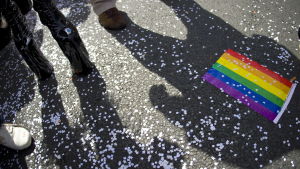 Mycket arbete med attityder återstår. Prideflagga på prideparaden i Paris 2009.