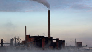 Den enorma globala tillväxten sedan 1800-talet har varit möjlig tack vare billiga fossila bränslen. Den stora frågan nu är om det går att behålla tillväxten med mera hållbara energiformer? Hanaholmens kolkraftverk i sjörök