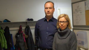 Föräldrarna Anette Hagström-Penttilä och Kenneth Lindell.