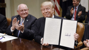 Donald Trump signerade ett presidentdekret under tisdagen som ska gynna jordbruket och landsbygden i USA. T.v. jordbruksministern Sonny Perdue.