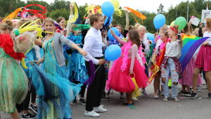 Elever vid dansskolan Hurja piruetti uppträdde på Raseborg Pride för två år sedan. En mängd människor i färggranna kläder står i en klunga med ballonger.