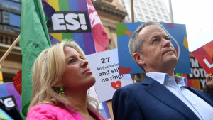 Australiens oppositionsledare Bill Shorten var med under söndagens demonstration tillsammans med sin fru Chloe. Australiens oppositionsledare Bill Shorten tillsammans med sin fru Chloe.