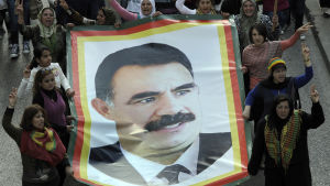 Kurder i Beirut kräver att Turkiet friger Öcalan. Kurder i Beirut kräver att Turkiet friger den fängslade PKK-ledaren Abdullah Öcalan.