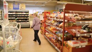 Varken bybutikerna i Hindhår eller Pellinge tror att Alkos tjänster skulle locka kunder hos dem. Benita Liman i sin butik i Hindhår.