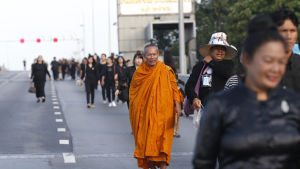 Sörjande i Bangkok på väg till kremeringsceremoni. Sörjande i Bangkok, Thailand på väg till kremeringsceremoni.