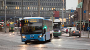 De nya zonerna ska göra gränserna tydligare för resenärer. Bussi kaartaa kadulle Rautatientorin bussiterminaalista. Raitiovaunu odottaa takana liikennevaloissa.