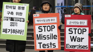 Sydkoreanska fredsaktivister demonstrerade utanför USA:s ambassad i Seoul bland annat med krav på att USA och Nordkorea inleder direkta samtal inför OS. Sydkoreanska fredsaktivister demonstrerar utanför USA:s ambassad i Seoul bland annat med krav på att USA och Nordkorea inleder direkta samtal inför OS