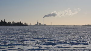 I slutet av februari 2018 låg isen tjock utanför Vasa. I år har isbildningen gått snabbare på grund av de låga temperaturerna. Vaskiluodon voima fotograferat från isen utanför Gerby båthamn.