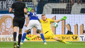 Lukas Hradecky valdes till matchens bästa spelare. Lukar Hradecky parerar Guido Burgstallers försök.