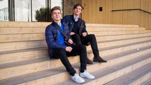 Edvin Engman och Albert Ulenius hör till en växande skara ålänningar som valt studier på fastlandet istället för i Sverige. Ett bra studieliv, god kvalitet på undervisningen och andra ålänningar gör fastlandet attaktivt. Åläningarna Edvin Engman och Abert Ulenius studerar i Helsingfors.