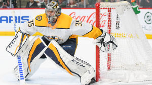Pekka Rinne hade en tung kväll mot Ottawa. Pekka Rinne vaktar målet i NHL.