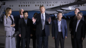 Trump talar till media efter att ha välkomnat hem de tre ex-koreanska fångarna. På bilden (v-h): Melania Trump, Mike Pence, Tony Kim, Donald Trump, Kim Dong-chul, Mike Pompeo och Kim Hak-song. Donald Trump adresserar media efter att ha välkomnat de tre amerikanska fångarna som frigavs från Nordkorea tillbaka till USA.