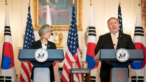 Sydkoreas utrikesminister Kang Kyung-wha och USA:s dito, Mike Pompeo, höll presskonferens i Washington på fredagen. Pompeo lovade att USA hjälper Nordkorea bli en välmående stat igen om de gör sig av med sina atomvapen. Sydkoreas utrikesminister Kang Kyung-wha och USA:s dito, Mike Pompeo.