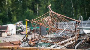 Staden har bland annat hittat en gammal butiksvagn i bäckarna. En gammal rostig butiksvagn på ett sopflak.