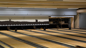 I ändan av bowlinghallen ska ett foto av Lovisa torgmiljö hängas upp. Lovisa bowlinghall.