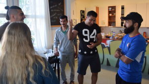 Nya vänskapsrelationer föds och gamla stärks. Längst till höger irakierna Mahmud och Qusay. människor i cafeutrymme