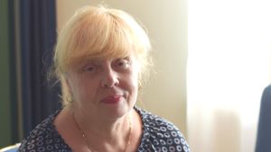 Kerstin Karlberg. Kerstin på kulturhuset karelia, med en kaffekopp i handen.