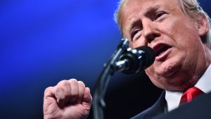 Donalds Trump med knuten näve talar vid internationell polischefskongress i Florida