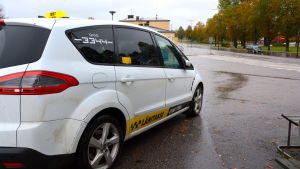 Att köra 40 kilometer gratis och få betalt för endast ett par kilometer är ingen lukrativ taxiverksamhet. En taxibil från Lähitaksi.