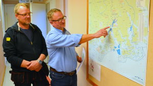 Göran Ek och Tage Lönnroth pekar ut problemområden vid Borgå å. Göran Ek och Tage Lönnroth pekar på Borgå stads fiskeområden.