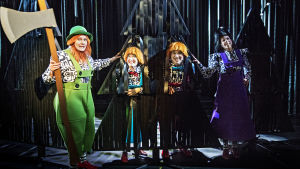 En skogshuggare, hans barn och hans nya hustru. På bilden Hellen Willberg, Anna Hultin, Riko Eklundh och Cecilia Paul. Hans och Greta med far och styvmor i Svenska Teaterns uppsättning.