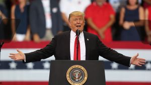 Trump valtalar i Florida den 31 oktober 2018 Donald Trump talar under ett valmöte i in Estero i Florida den 31 oktober 2018.