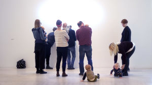 De som inte får trycka på knappen för tillfället passar gärna på att utforska lokalen. Babyvisning på Bildmuseet i Umeå.