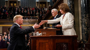 Donald Trumps tal till nationen i kongressen var det första sedan demokraterna tog över majoriteten i representanthuset. Här hälsas presidenten välkommen av den demokratiska talmannen Nancy Pelosi Donald Trump skakar hand med Nancy Pelosi