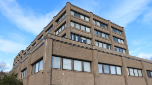 Så här ser stadshuset ut från utsidan. Huset ligger i Esbo centrum. Brun byggnad.
