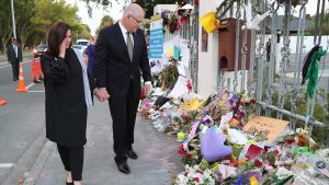 Australiens premiärminister Scott Morrison och hans hustru Jenny utanför en moské i Christchurch Australiens premiärminister Scott Morrison och hans hustru Jenny besöker moské i Christchurch