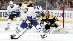 Mitch Marner. Mitchell Marner har pucken med ryggen mot Bostons mål