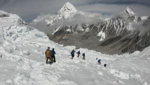 Bild från Mount Everest den 29 april 2018 där bergsklättrare är ute på promenad.