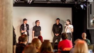 Samlad musikexpertis på G Livelab. Sångaren Mia Kemppainen står på scenen tillsammans med Fredi Lundén och Felix Zenger.