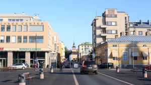 Jakobstads centrum är fastighetsförmedlare Jan Riskas hemmaplan. Just nu gör coronakrisen att bostadsmarknaden löper klart stillsammare än normalt för årstiden, säger Riska. Storgatan Jakobstad