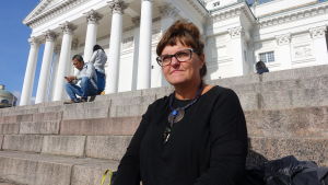 Susanne Ådahl är inte ensam om att motsätta sig sättet på vilket arbetssökande ska aktiveras. Kvinna sitter i Senatstorgets trappor i solskenet