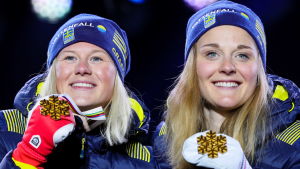 Stina Nilsson tog bland annat guld i sprintstafetten i Seefeld. Maja Dahlqvist och Stina Nilsson.