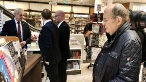 Jacob Söderman vid publiceringen av boken om Antti Rinne i oktober. Antti Rinne i bokhandeln med publik, bl.a. Jacob Söderman.