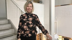 Miia Lindström ser många möjligheter i den nya enhet som ska grundas i landskapet. Miia Lindström står i trappuppgången i Pargas stadshus.